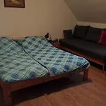 Hársfaapartman és 3*